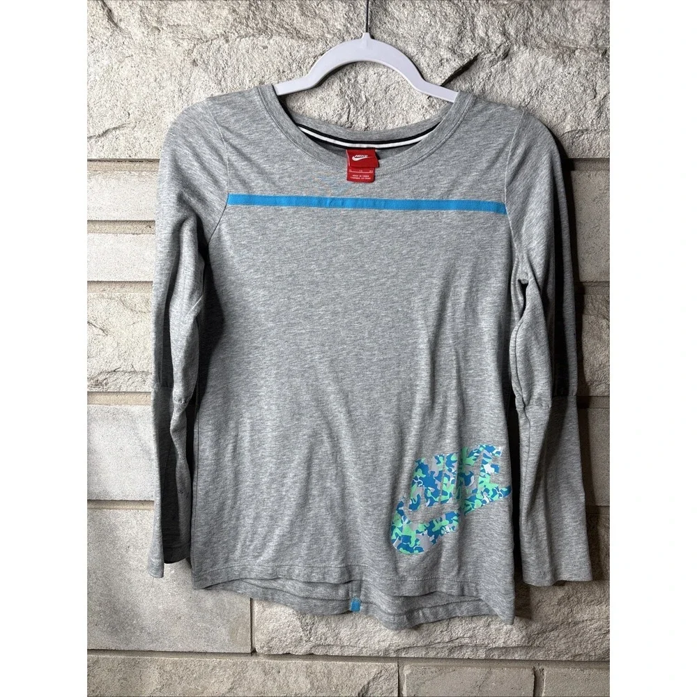 Nike Girls' Long Sleeve Sportswear Graphic T-Shirt in dark‎ grey heather Size XL